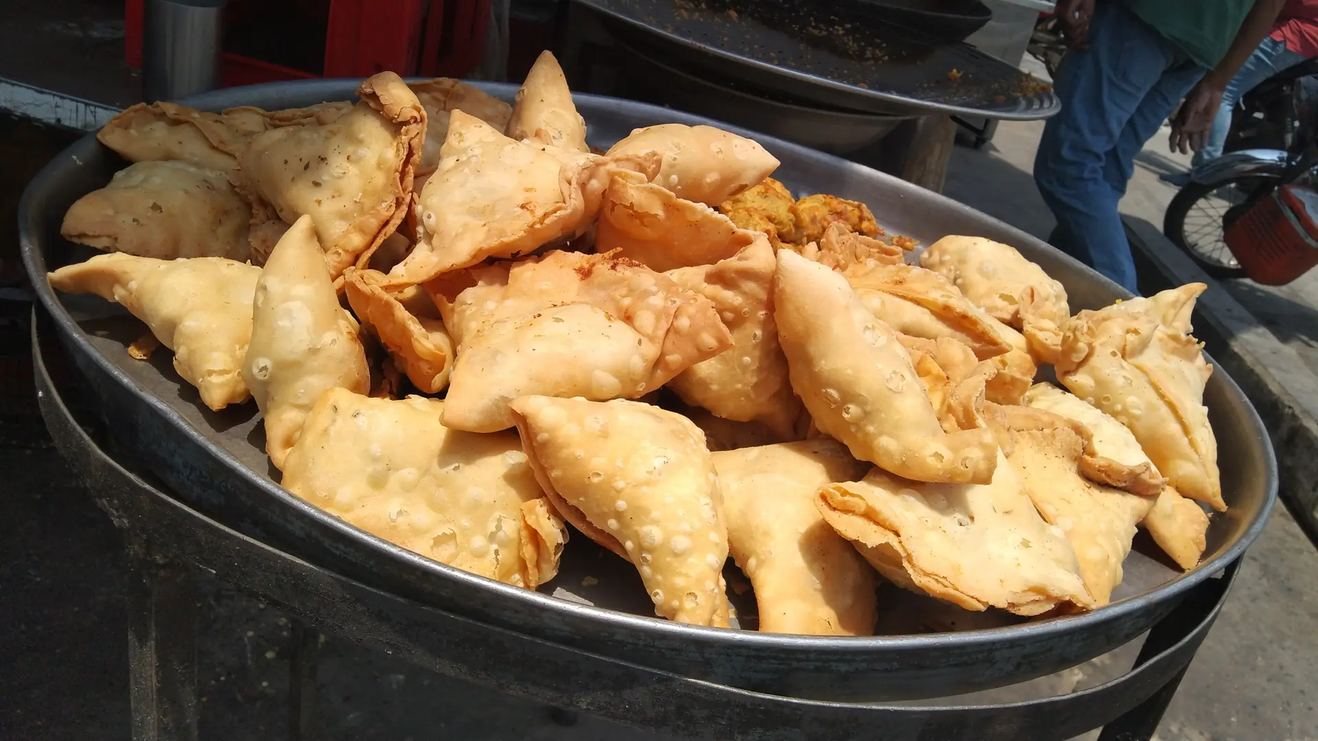 Tray of freshly fried samosas